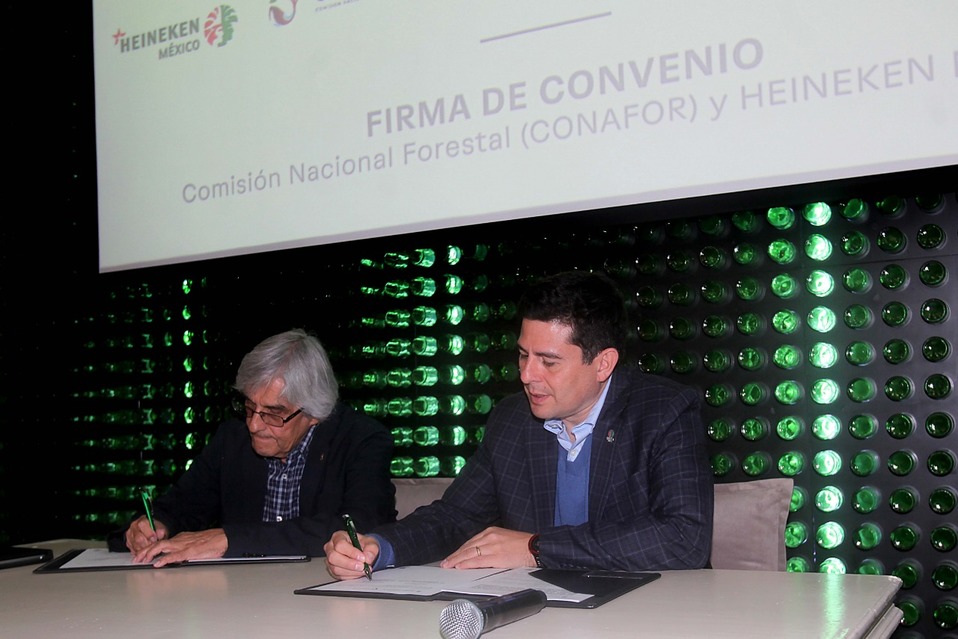 El vicepresidente de Asuntos Corporativos de Heineken, Marco Antonio Mascarúa  y el director general de la Conafor, León Jorge Castaños Martínez.