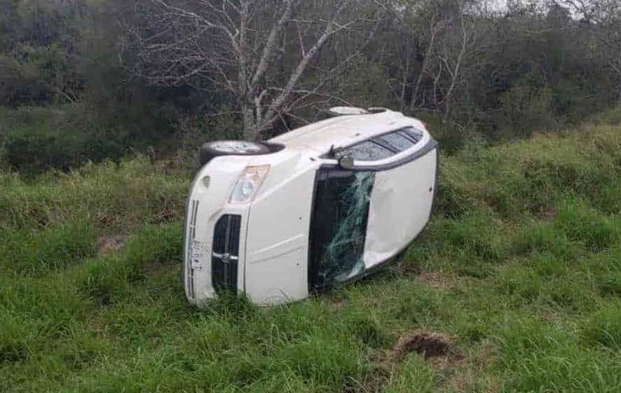 Volcadura de camioneta.