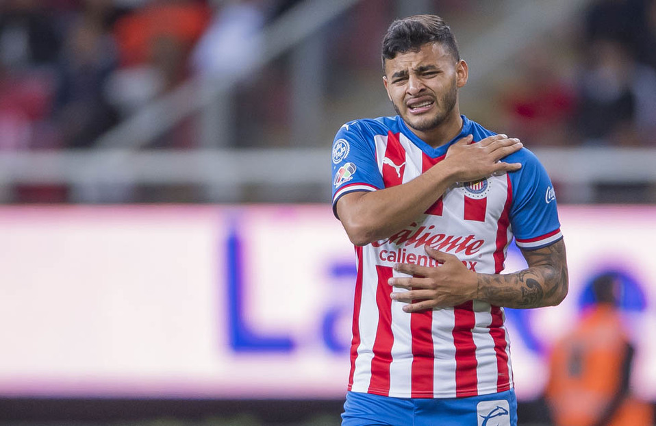 Alexis Vega se lesionó en el Chivas vs Dorados (Mexsport)