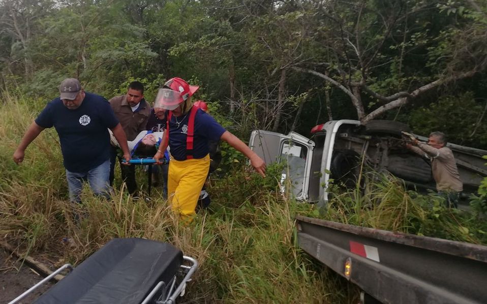Auxilian a conductora lesionada por volcadura.