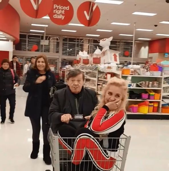 Chabelo y Carla Estrada juegan con un carrito de supermercado en EU (Captura de pantalla).