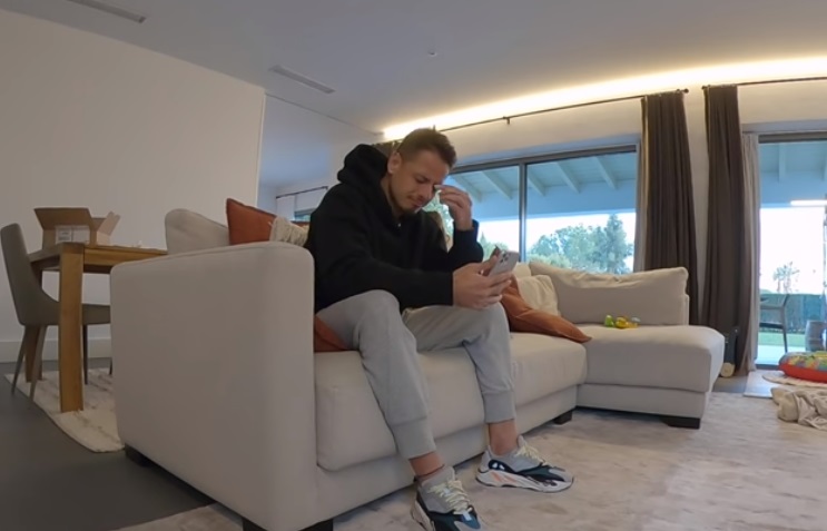 'Chicharito' Hernández llora con sus papás tras dejar Europa (Especial)