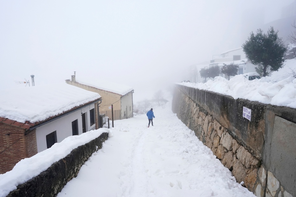 España. Un hombre camina durante la tormenta 'Gloria' en Morella. (Reuters)
