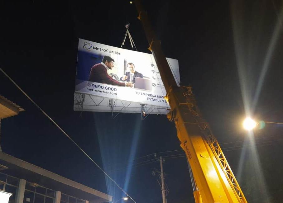 El Invea retiró un espectacular de cinco toneladas en Tlalpan. | Especial