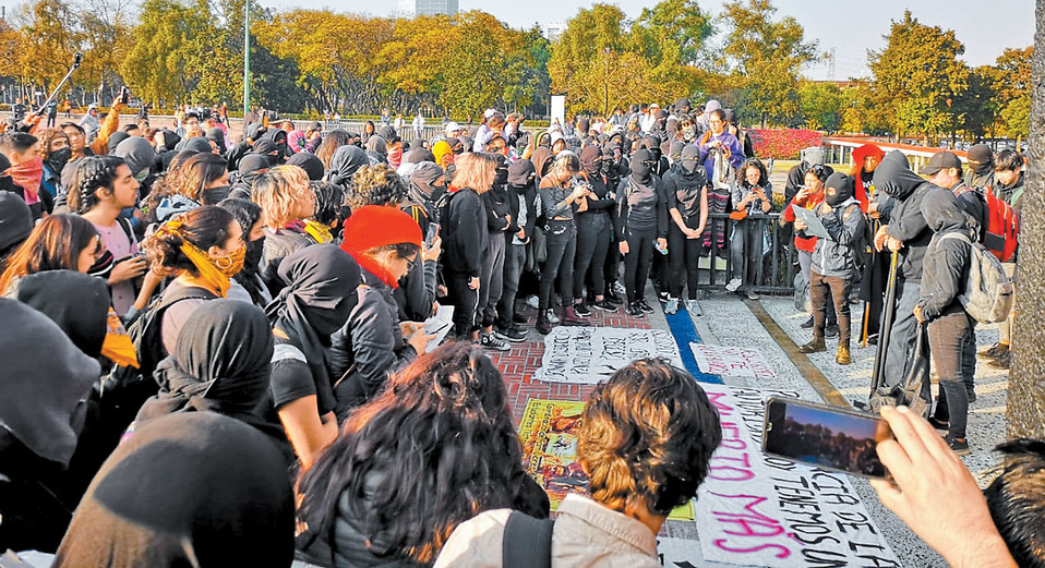 La marcha de encapuchados llegó a Ciudad Universitaria. (Jorge Becerril)