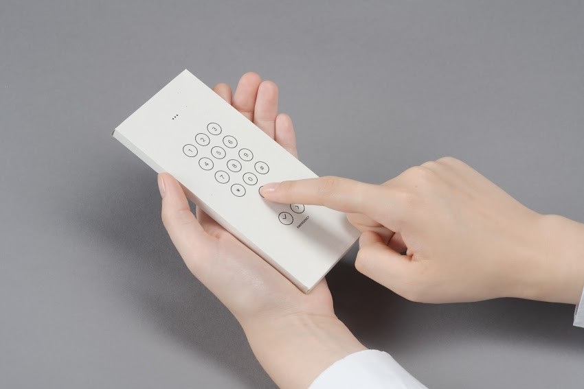 Metiendo tu smartphone en este sobre, sólo servirá para hacer llamadas y mandar mensaje, como en los viejos tiempos (DPA).