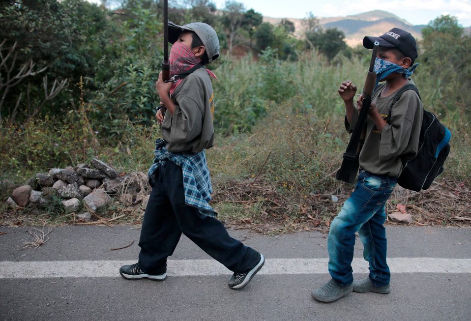 Los niños dieron un recorrido por las comunidades como una presentación oficial. (EFE)