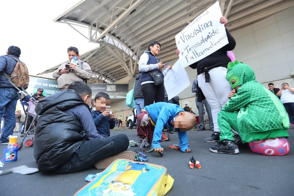 Niños jugando en AICM durante manifestaciones por desabasto de tratamientos contra cáncer. (Javier Ríos)