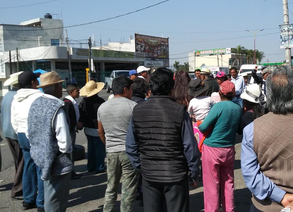 Pobladores de Tletelulco, salieron a las calles y amagaban con bloquear la carretera Vía Corta Santa Ana por problemas de límites territoriales con Ch