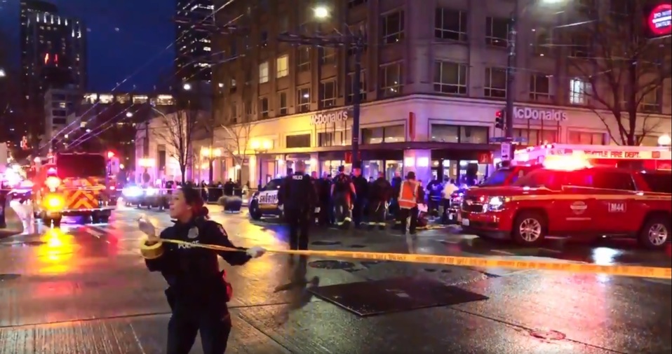 El tiroteo he dejado múltiples víctimas, informó la policía del condado de King (Seattle). [Twitter: MichaelKIRO7]