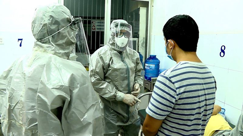 Aeropuertos y hospitales de varios países han puesto en marcha protocolos para controlar la infección. (AFP)