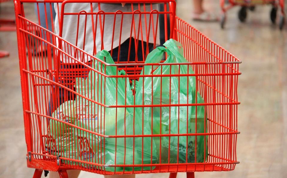 Aprobó la restricción de envases de polietileno, popotes, y bolsas para acarreo. (Archivo)