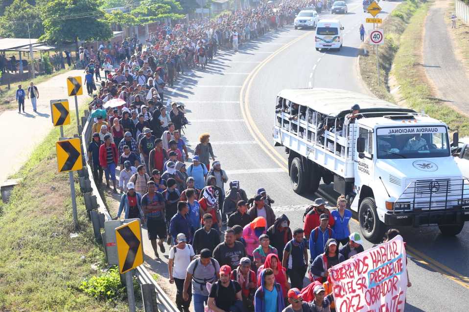 La caravana de migrantes hondureños avanza por la carretera Tapachula-Suchiate. (Héctor Téllez)