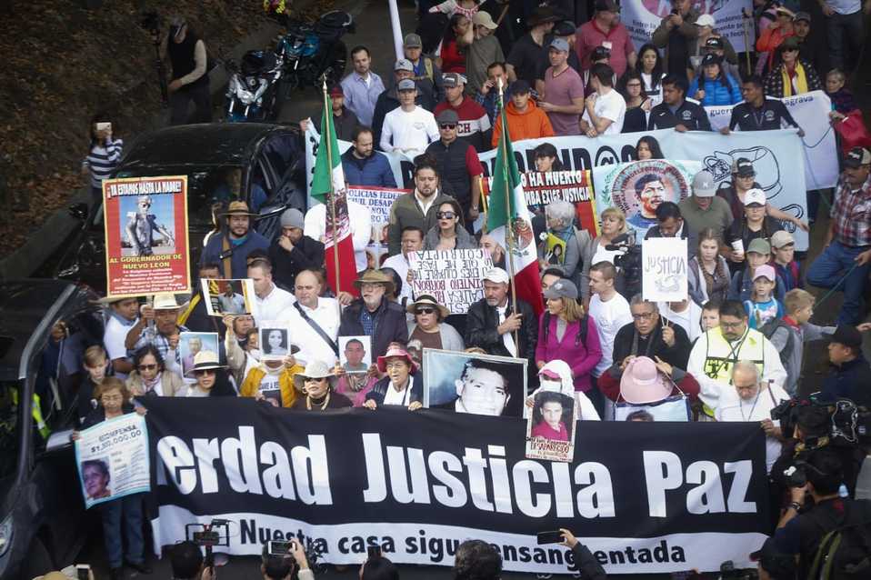 Colectivos de familiares desaparecidos marcharon en las inmediaciones de la Glorieta de la Paloma de la Paz en Cuernavaca. (Araceli López)