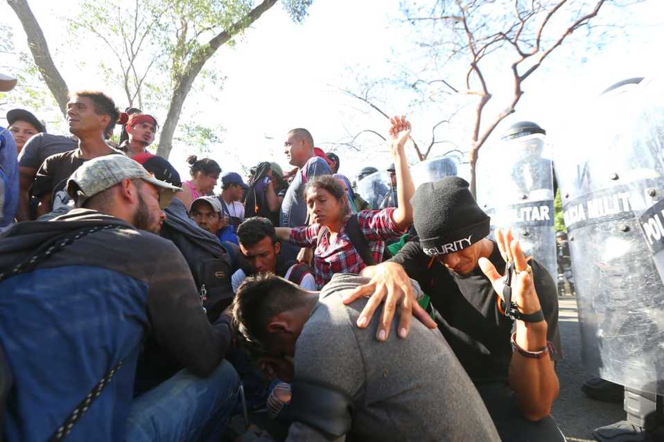 Elementos de la Guardia nacional detuvieron el avance de los centroamericanos. (Héctor Tellez)
