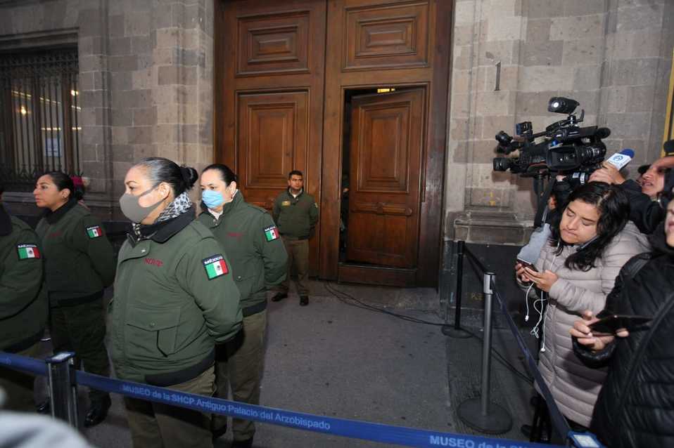 Elementos de seguridad de Palacio Nacional cerraron el acceso ante la presencia de los padres./ Omar Franco