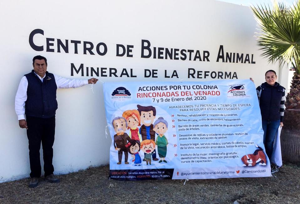 Francisco Javier López, encargado del Centro de Bienestar Animal, acompañado de Elena Flores, protectora independiente. (Aaron García)