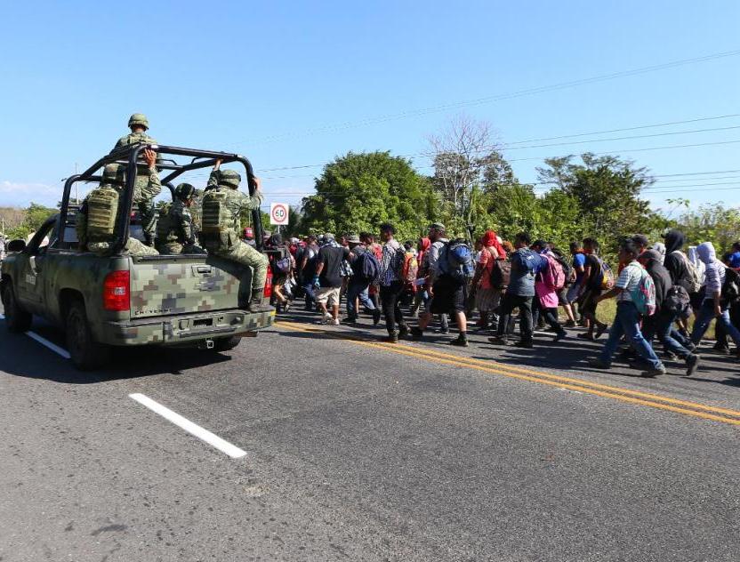La Guardia Nacional y el Inami colocaron un cerco a 6 kilómetros de la caravana. | Héctor Téllez