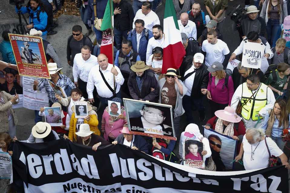 Algunos integrantes del contigentes portaban fotos de familiares desaparecidos. (Araceli López)