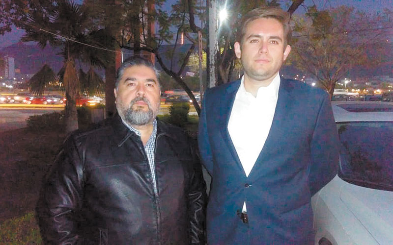 Javier Pérez Sagaón (hermano de la víctima mortal) y su abogado, Manuel Sánchez O’Sullivan, piden que se dé celeridad al caso. (CÉSAR CUBERO)