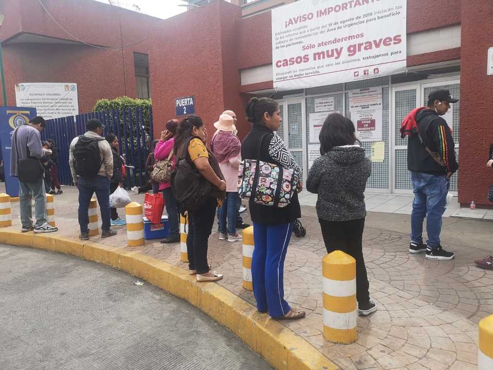Llegan padres de niños con cáncer al hospital Federico Gómez.  (César Velázquez)
