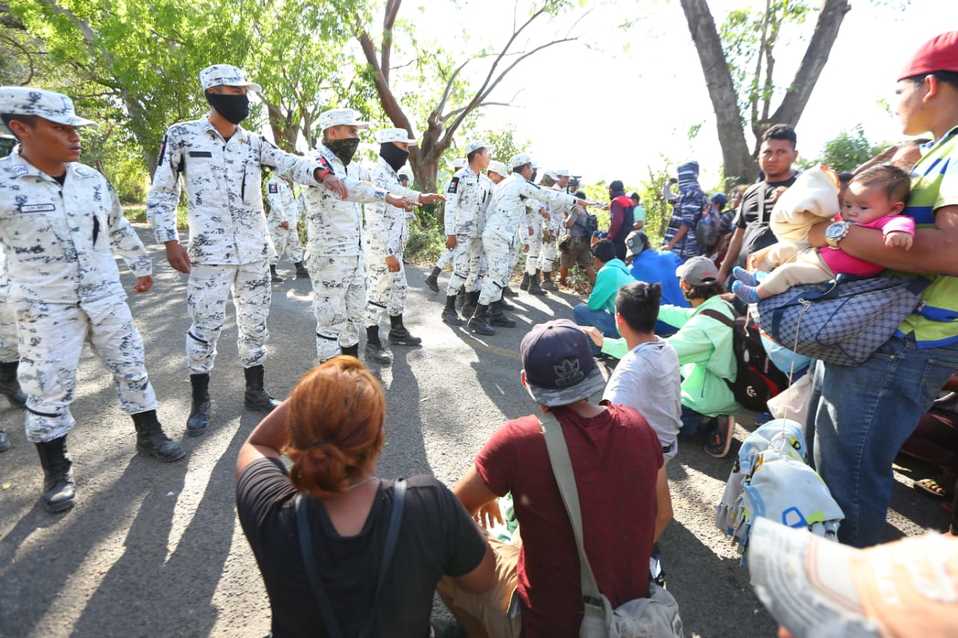 Migrantes contenidos por elementos de la Guardia Nacional. (Héctor Tellez)