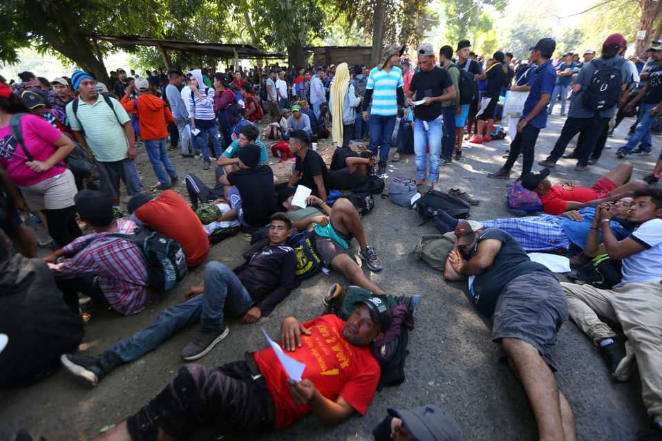 Migrantes hondureños descansan a su paso por la frontera. (Héctor Tellez)