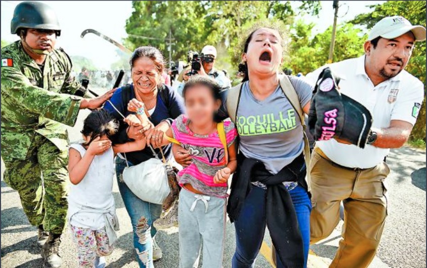Un militar y un elemento de Migración someten a cuatro centroamericanas. (AFP)