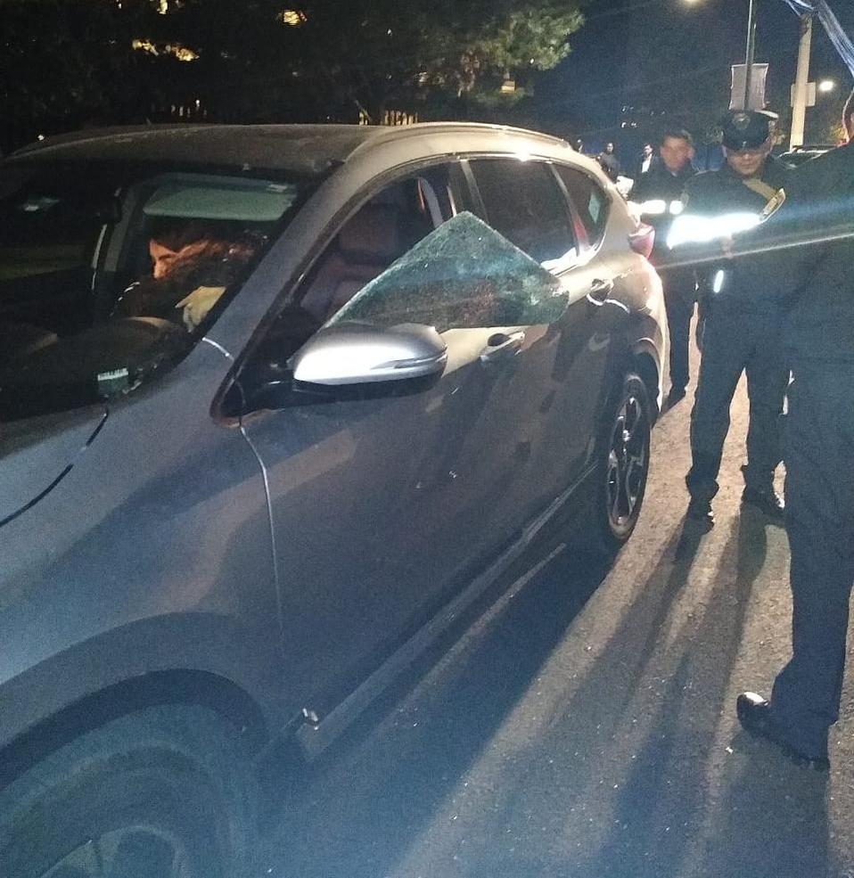 La mujer fue atendida por una ambulancia luego del cristalazo en su auto | Jorge Becerril