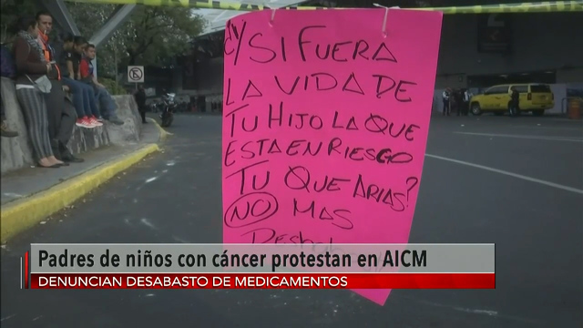 Niños juegan en el AICM durante protestas por falta de medicamentos ...