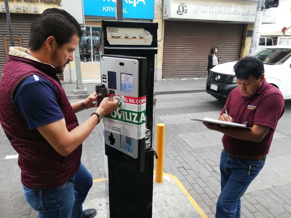 Personal de la Procuraduría Federal del Consumidor (Profeco) en Hidalgo iniciaron con liberación de los 30 parquímetros. (Elizabeth Hernández)
