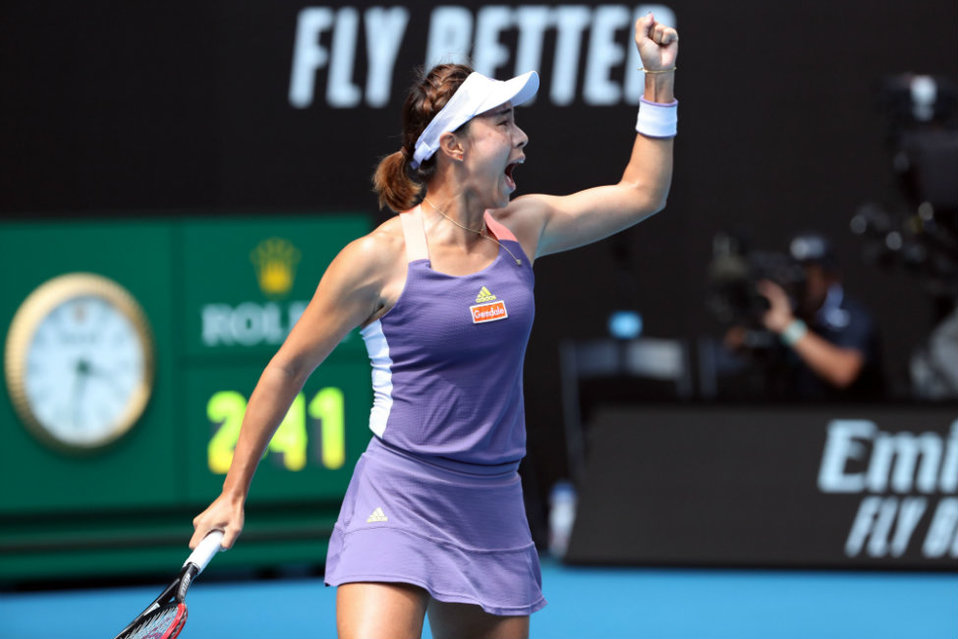 Qiang Wang sorprende a Serena Williams y la elimina del Abierto de Australia (AFP)