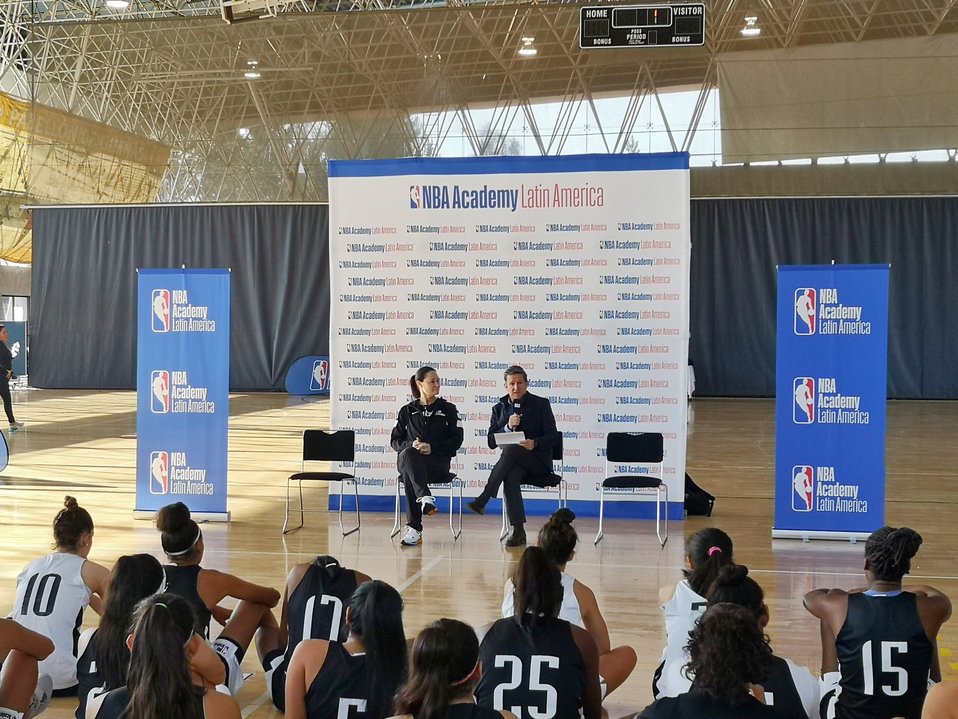 Raúl Zárraga, director deneral de la NBA en México, frente a las jugadoras (Twitter @NBAMEX)