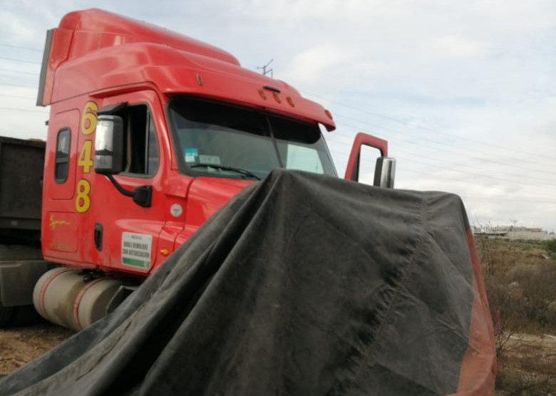 Tractocamión recuperado en operativo. (Cortesía)