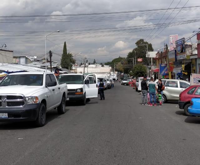 Autoridades sacaron diversa mercancía supuestamente ilegal, y la subieron a las camionetas. (Especial)
