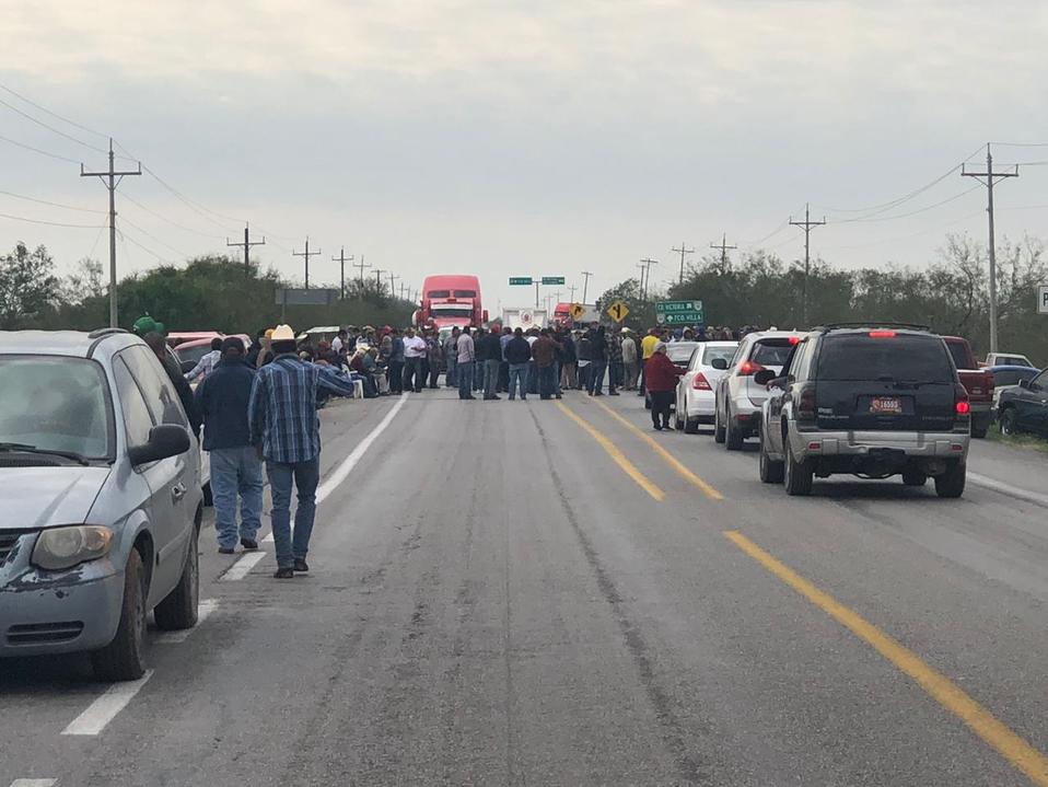 Campesinos en Tamaulipas bloquean carretera Victoria-Matamoros (Foto/María López)
