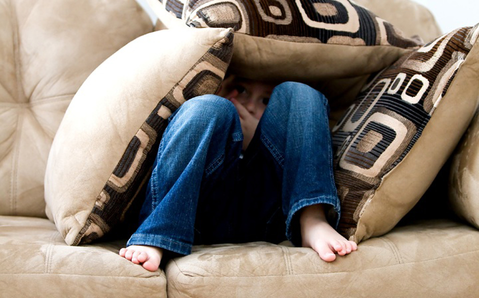 Al ser castigados en casa, los niños en la escuela pueden tener sentirse tristes, introvertidos, apáticos o bien tratar de llamar la atención. (Cortes