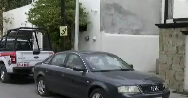 Tras la detención se aseguraron dos cuchillos, un arma de fuego, dosis de droga y una báscula digital. Foto: Especial
