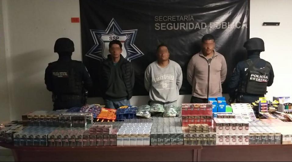 Detiene SSP a tres sujetos por robo de vehículo con mercancía. (Especial)