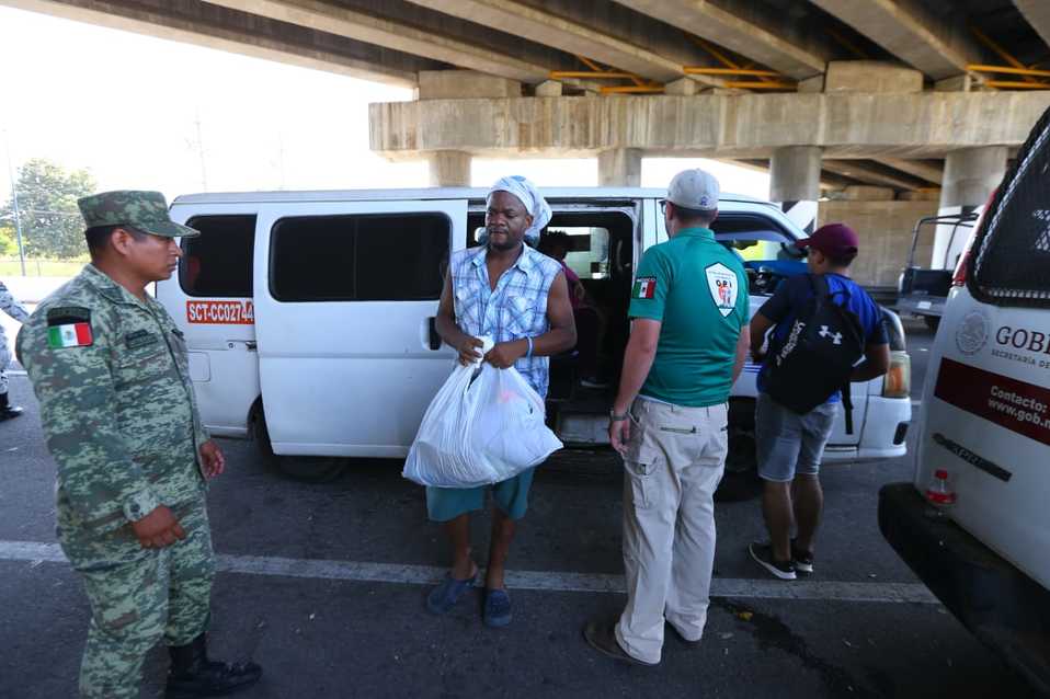 Elementos del INM y de la Guardia Nacional pusieron en marcha un operativo para detener a los migrantes. (Héctor Tellez)
