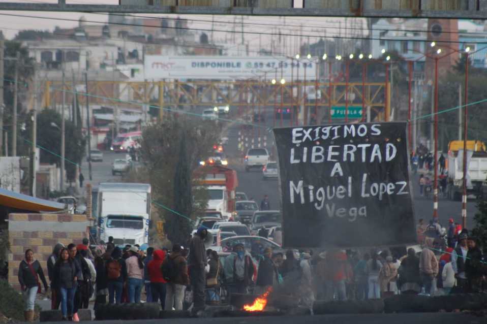 La población de Santa Maria Zacatepec cerró una vialidad como medida de presión . (Agencia Enfoque)