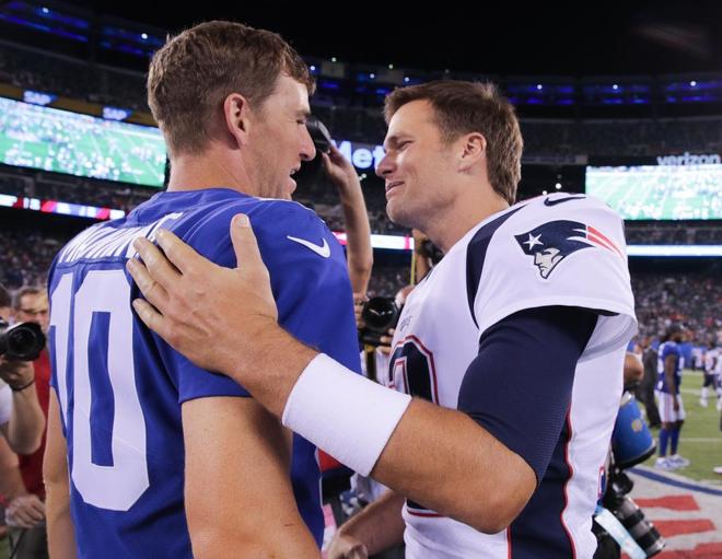 Tom Brady y Eli Manning (Reuters)