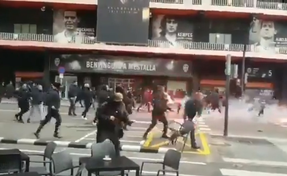 Aficionados se pelan previo al Valencia vs Barcelona (Captura de pantalla)