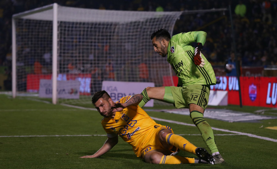 Camilo Vargas 'burló' a André-Pierre Gignac (Imago7)