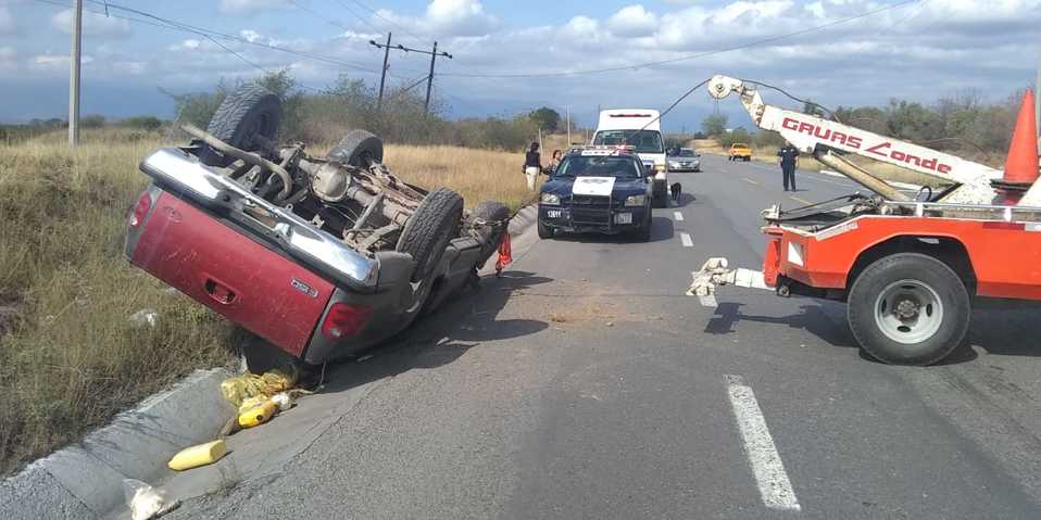 Camioneta sufre volcadura.