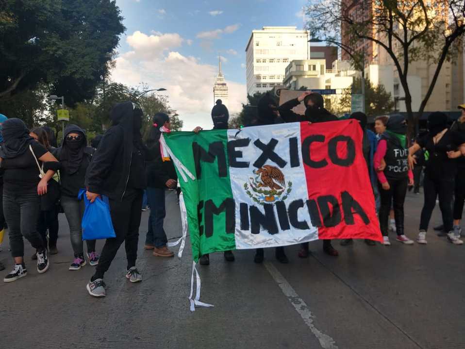 Integrantes de un colectivo llevaban luna bandera de México que decía 'México Feminicida'. (Paola Betancourt)