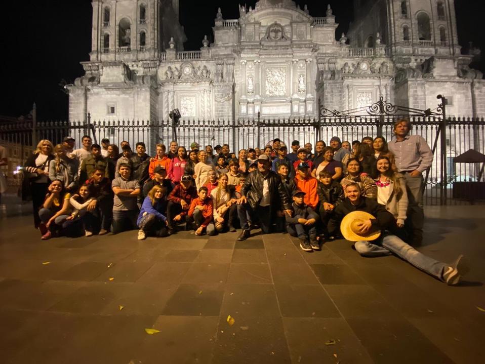 Integrantes de la familia LeBarón recorrieron el Centro Histórico. (Especial)