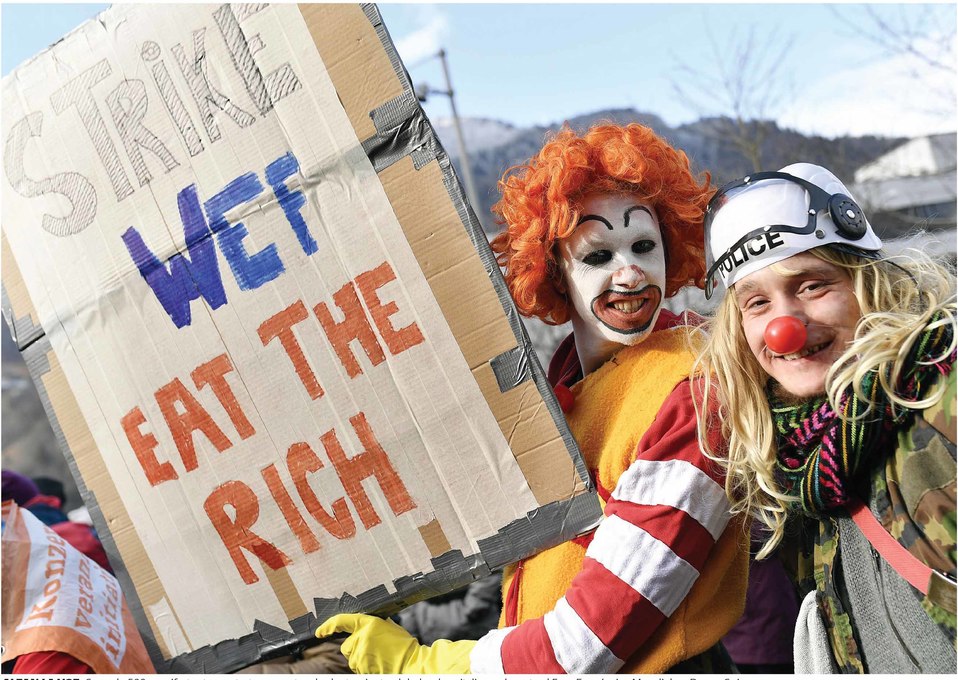 Cerca de 500 manifestantes protestaron contra el calentamiento global y el capitalismo durante el Foro Económico Mundial en Davos, Suiza.