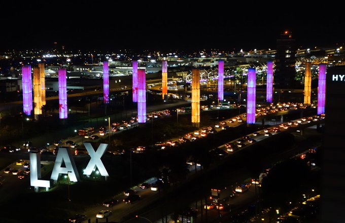 Aeropuerto de Los Ángeles se ilumina en honor a Kobe Bryant (Twitter @flyLAXairport)