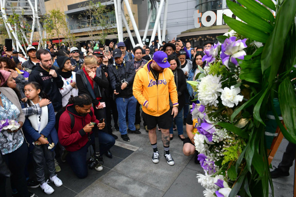 Aficionados hacen ofrenda para Kobe Bryant (AFP)